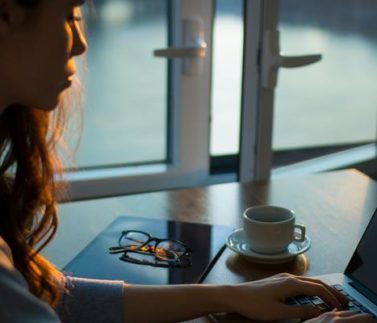 girl-with-laptop girl-with-laptop